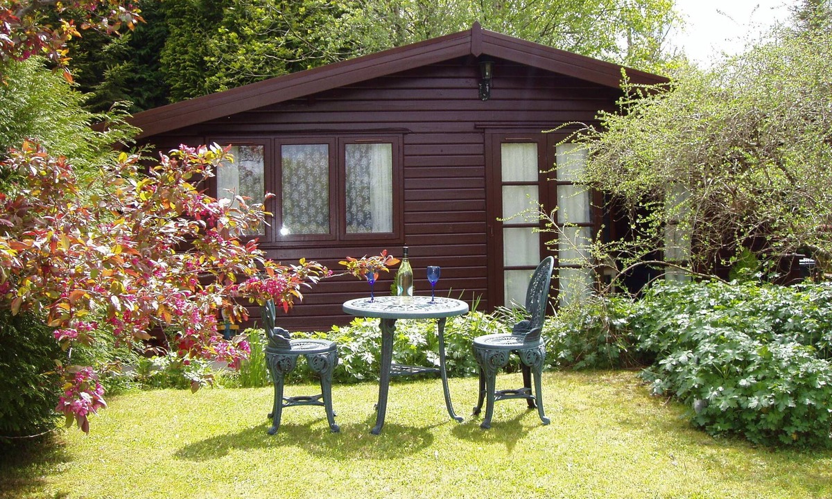 Llwynau Farm Pinelodges | Pontyclun