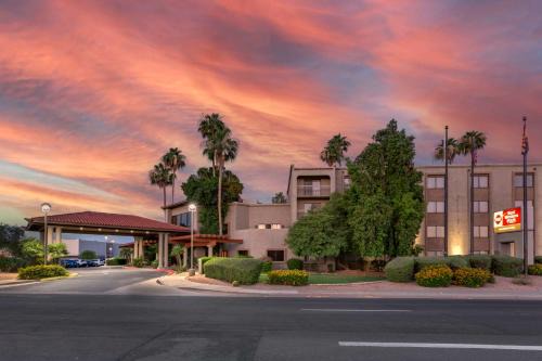 Scottsdale Premium Term Getaway Furnished Golf Cable Utilities | Thunderbird Industrial Airpark