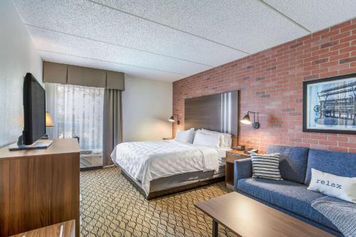 Burrstone Inn Hotel | New Hartford