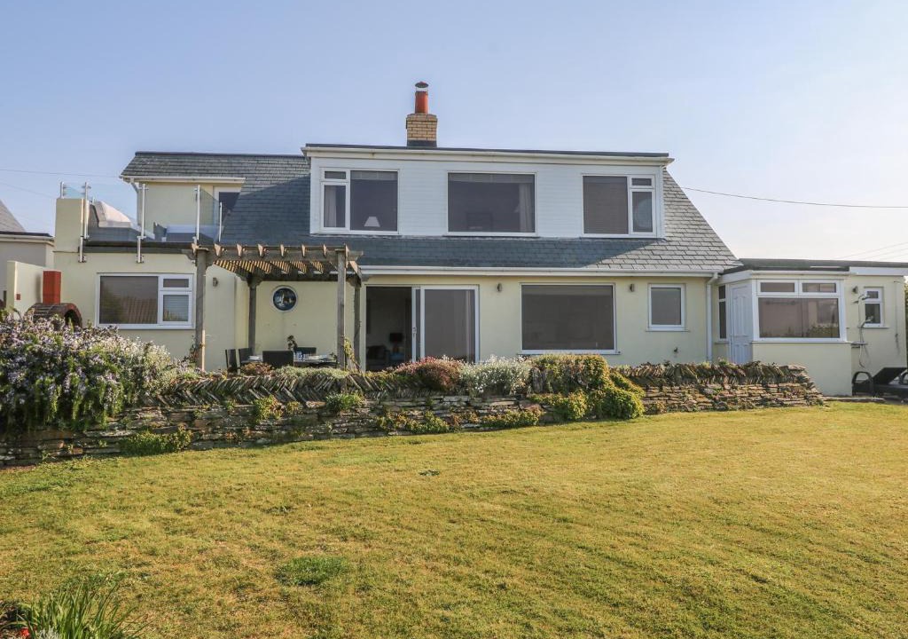 Coastman Nest Mawgan Porth | Trenance