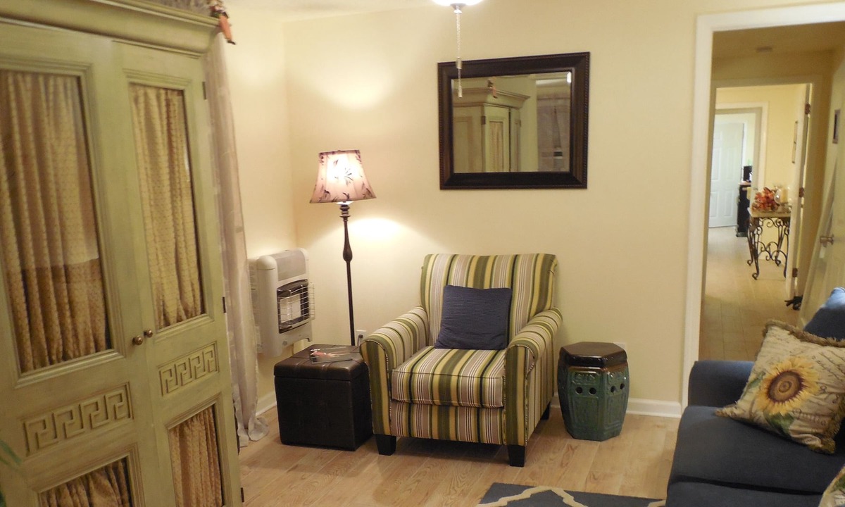 Cozy Budget Express | Freret