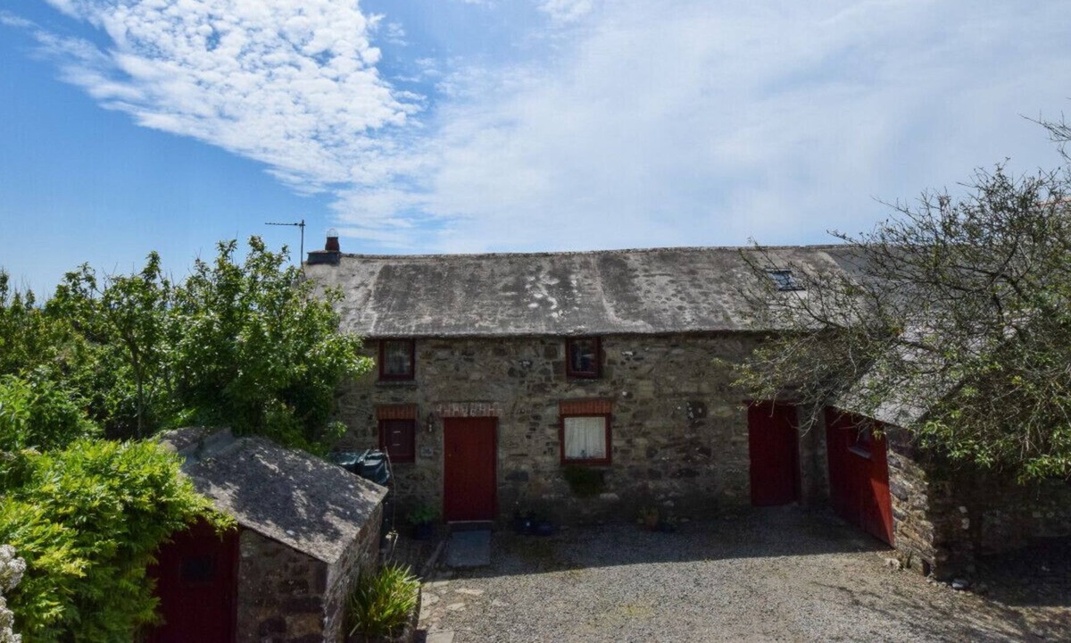 Cysgod Ffynnon | St Brides