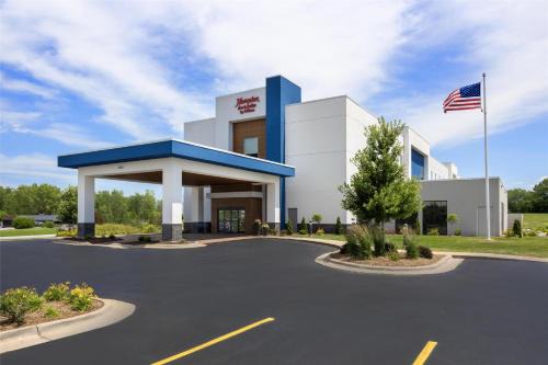 Hampton Inn Suites City Int L Aprt | Quad Cities