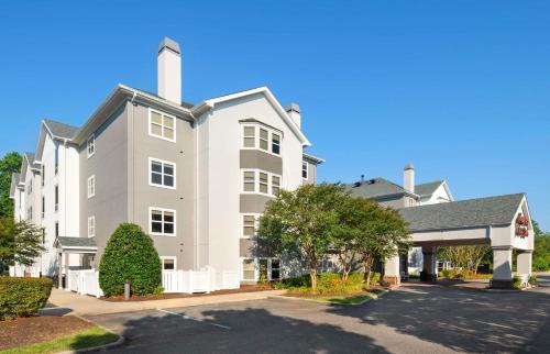 Hampton Inn Suites Newport Oyster Point | Central Newport News