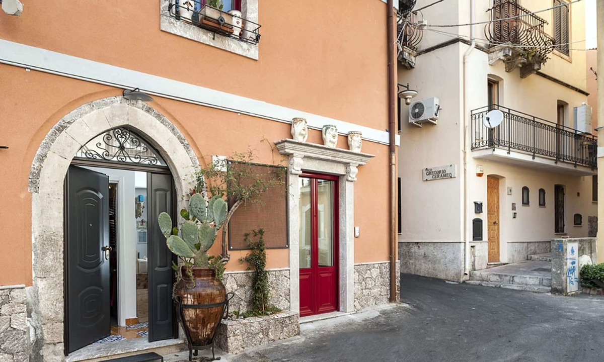 Miseria E Nobiltà | Taormina City Centre