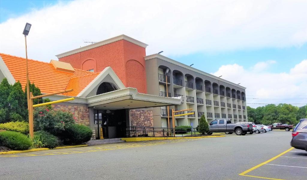 Howard Johnson | Clifton