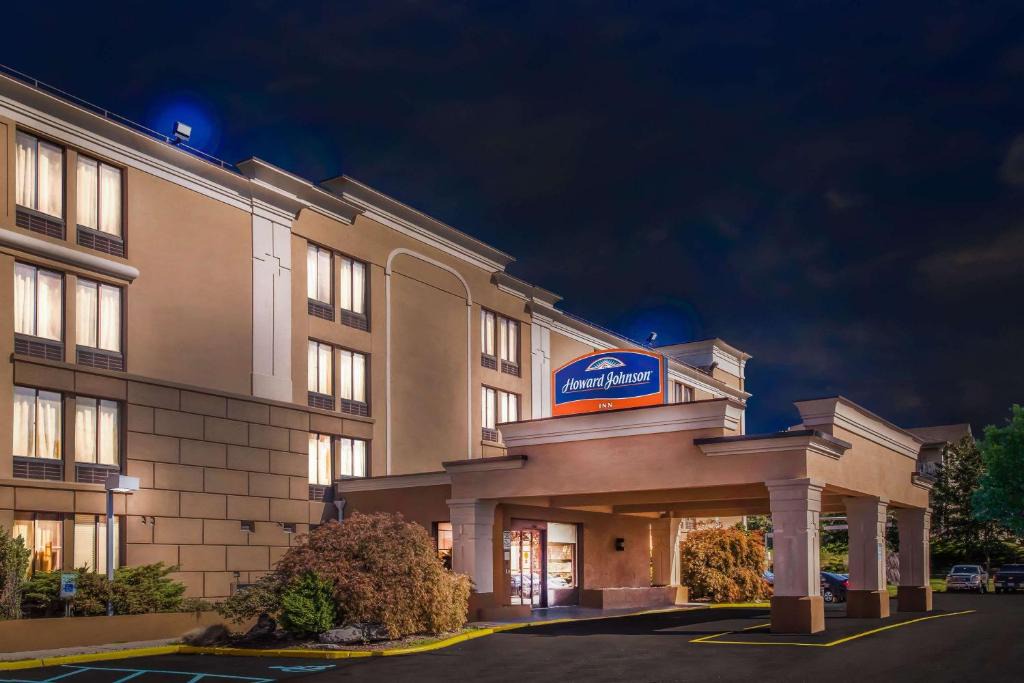 Howard Johnson | Tallman