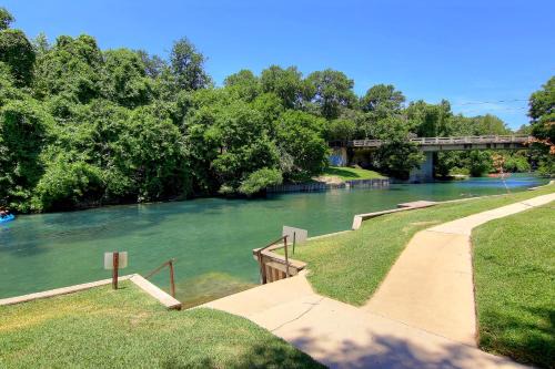 Treetop Villa | New Braunfels
