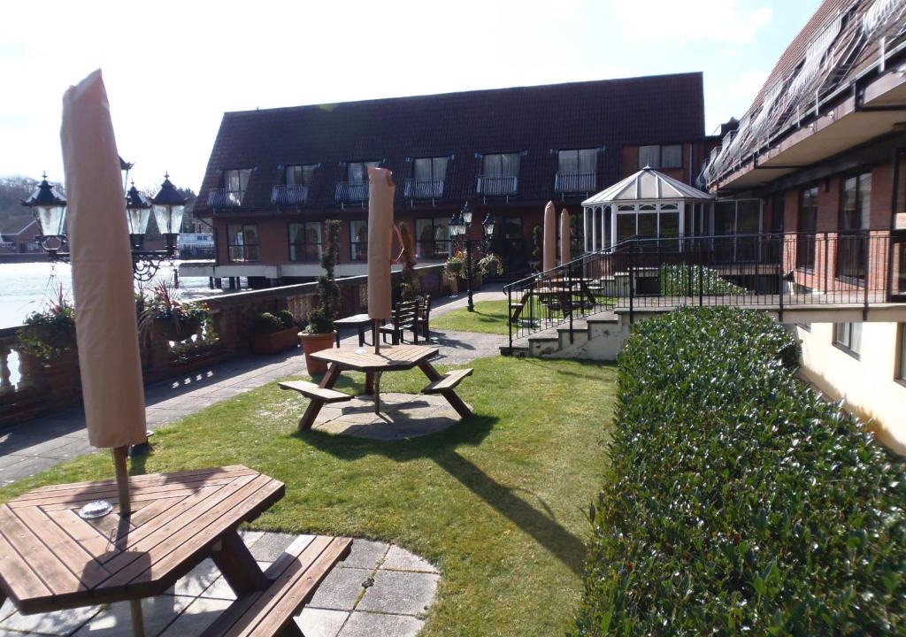 Lakeside Hotel | Frimley Green