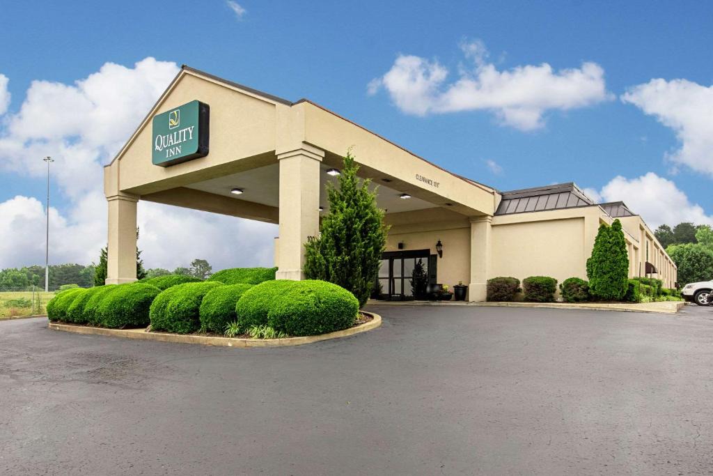 Quality Inn Springs | Holly Springs