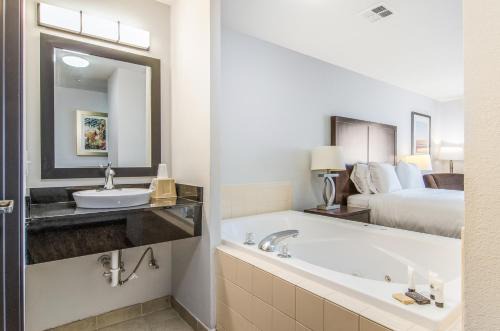 Lion Inn Suites Des Moines | Des Moines