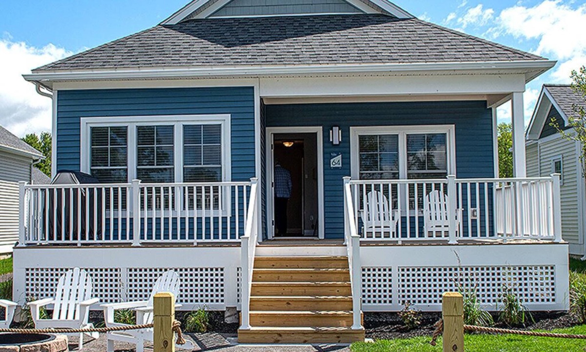 The Cove Lakeside Cottages Pontoon Boat | Sylvan Beach