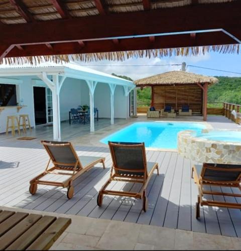 Villa Chambres Avec Vue Sur La Mer Piscine Privée Et Jacuzzi À Le Marin Km Plage | Le Marin
