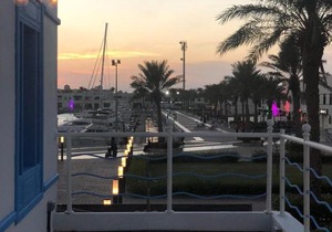 شقة في درة العروس منطقة المرسى تتكون من غرفتين وصاله ومطبخ كامل وحمام موقعها في الطابق العلوي قريبة من سوبر ماركت وحولها جميع الخدمات من صيدلة ومطاعم وكافيهات