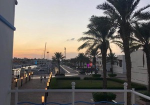 شقة في درة العروس منطقة المرسى تتكون من غرفتين وصاله ومطبخ كامل وحمام موقعها في الطابق العلوي قريبة من سوبر ماركت وحولها جميع الخدمات من صيدلة ومطاعم وكافيهات