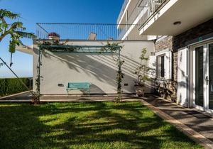 1-bed Garden Apt 3 in character Babosas Village