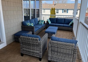 1 Block from the crashing waves of Long Sands Beach, great for entertaining!!