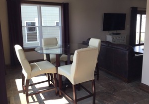 1 Block from the crashing waves of Long Sands Beach, great for entertaining!!