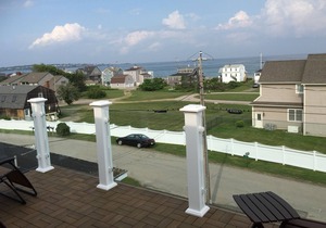 1 Block from the crashing waves of Long Sands Beach, great for entertaining!!