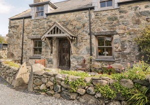 1 BORTHWEN COTTAGES, pet friendly, with open fire in Dyffryn Ardudwy