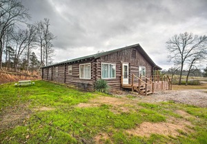 11 Mi to Lake Ouachita Family Cabin with Yard