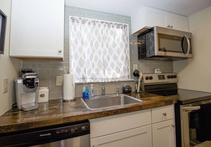 136 Lakeview - 2 bed/2 bath condo with access to the community pool!