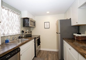 136 Lakeview - 2 bed/2 bath condo with access to the community pool!