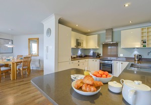 17 BURGH ISLAND CAUSEWAY, family friendly in Bigbury-On-Sea