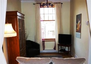 #194 Cozy, Warm APT in Rosemont