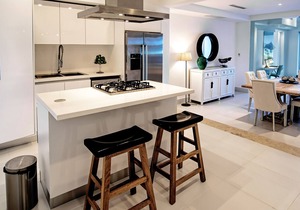 1BD beachfront condo in gated luxury residence, gym/pool, near everything
