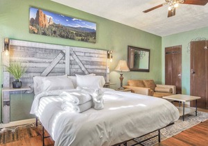 1BD Suite Close to Red Rocks Dogs Welcome!