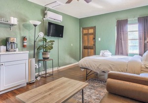 1BD Suite Close to Red Rocks Dogs Welcome!
