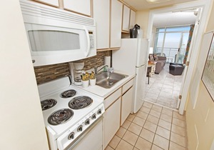 1BR/1BA Oceanfront condo w/Kitchen & Balcony in Center of MB, #603