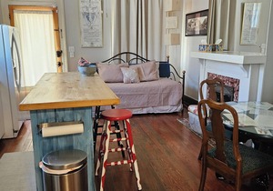 1BR Sleeps 2-4, GREAT UPTOWN LOCATION!