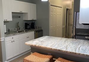 1st Floor Unit W/Patio, Golf Course and Pool View, less than 10 Min to the Beach