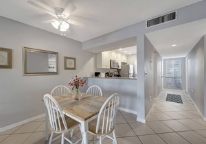 2/2 Ground Unit 10 Min to beach on golf course