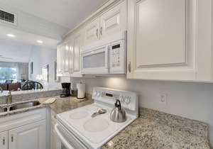 2/2 Vaulted Ceiling 10 Min to beach on golf course