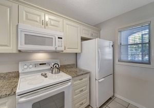2/2 Vaulted Ceiling 10 Min to beach on golf course