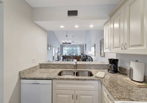 2/2 Vaulted Ceiling 10 Min to beach on golf course