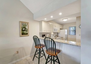 2/2 Vaulted Ceiling 10 Min to beach on golf course