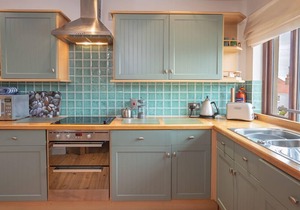 2 ARMADA HOUSE, pet friendly, country holiday cottage in Hope Cove
