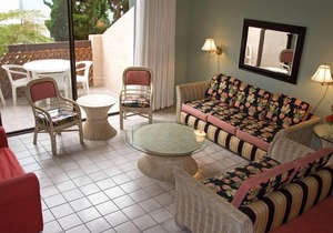 2 bdr, 2.5 bath, Townhouse Style Condo, Common Pool & Jacuzzi