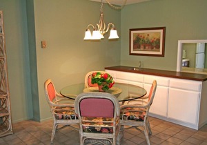 2 bdr, 2.5 bath, Townhouse Style Condo, Common Pool & Jacuzzi