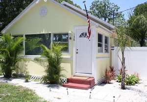 2 bedroom/1 bath, 3 minutes to Nokomis Beach!