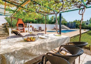 2 bedroom accommodation in Labin