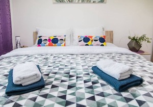 2 bedroom Apt. in the Business Zone- FREE PARKING