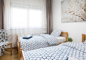 2 bedroom Apt. in the Business Zone- FREE PARKING
