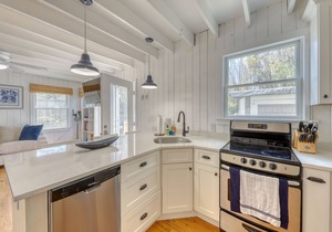 2 Bedroom Apt. in Ocean Bay Park, walk to beach and entertainment