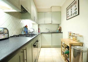 2 Bedroom Flat With Patio Close To Victoria