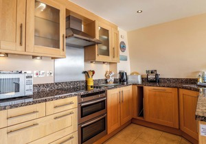 2 DRIFTWOOD, family friendly, country holiday cottage in West Bay